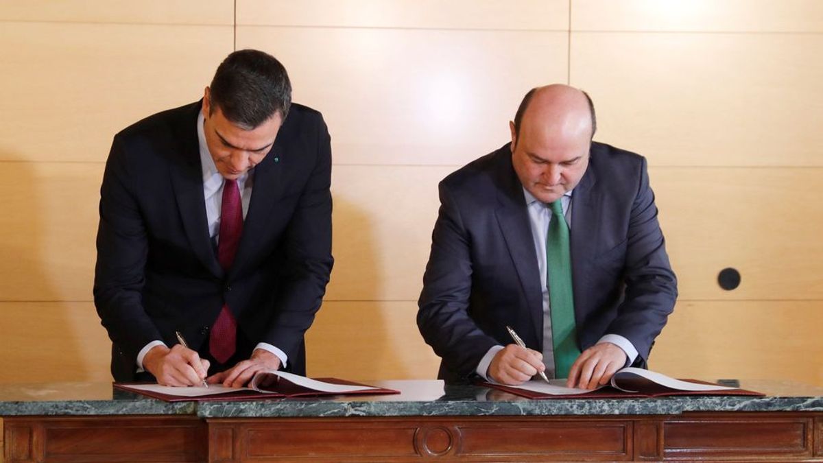 Sánchez y Ortuzar firman el acuerdo para que el PNV apoye la investidura