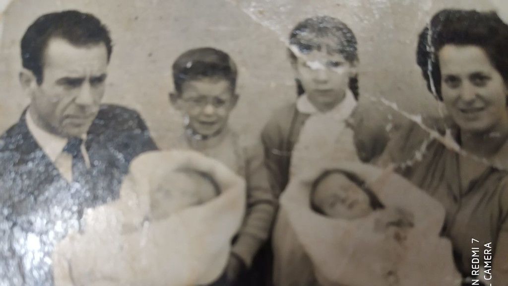 Las redes sociales buscan al dueño de una antiquísima foto extraviada en A Coruña Las redes sociales buscan al dueño de una antiquísima foto extraviada en A Coruña