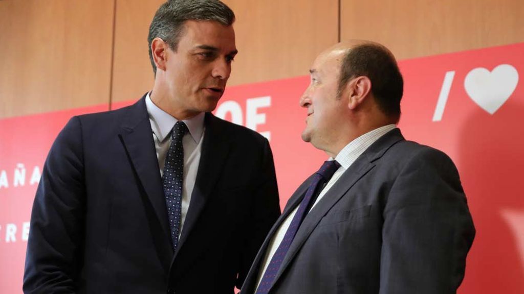Pedro Sánchez firma con el PNV su apoyo para la investidura Pedro Sánchez firma con el PNV su apoyo para la investidura