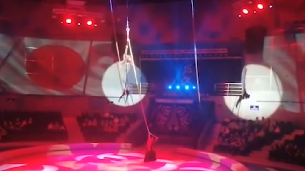 Una acróbata rusa cae desde unos diez metros durante una actuación de circo