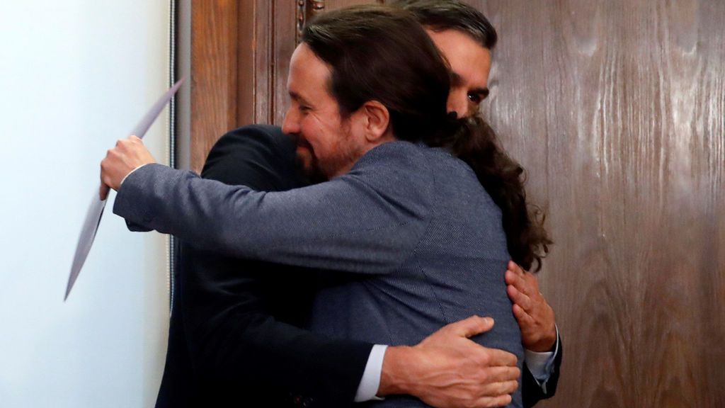 Sánchez e Iglesias repiten abrazo y sellan el Gobierno de coalición: "Va a ser un honor"