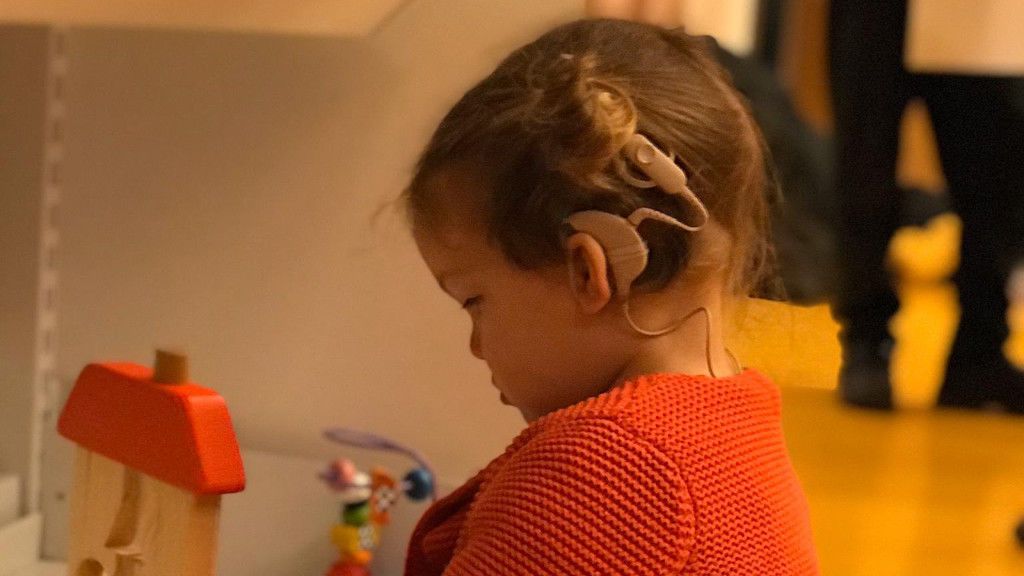 Un padre pide ayuda en A Coruña para recuperar los implantes cocleares de su hija: ¡Estamos desesperados! Un padre pide ayuda en A Coruña para recuperar los implantes cocleares de su hija: ¡Estamos desesperados!