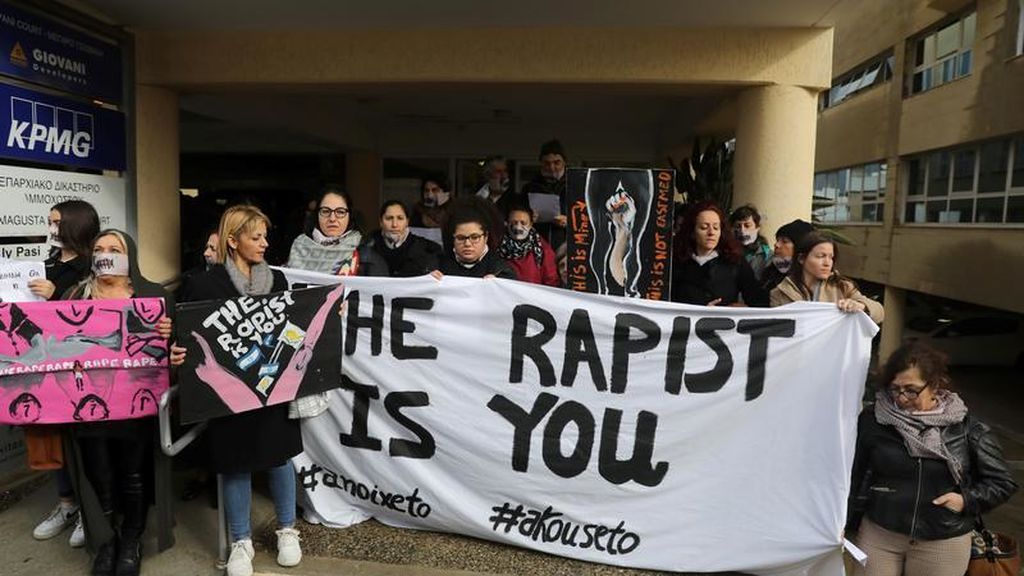 Manifestantes a las puerta de la corte