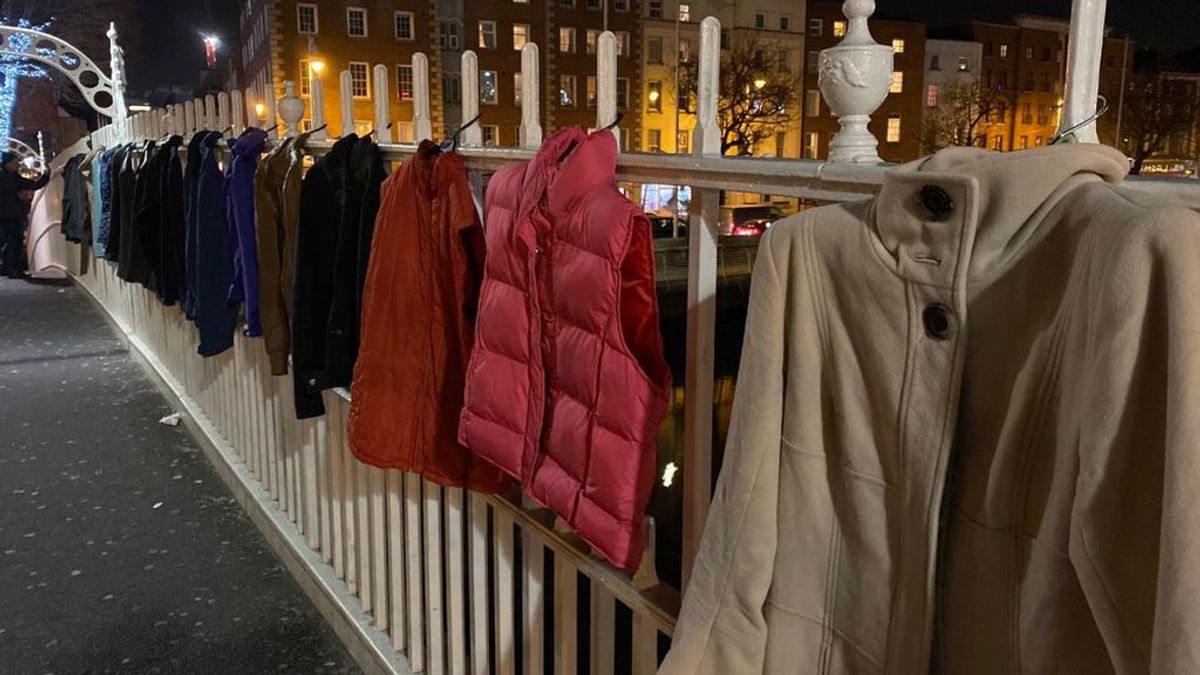 Todos contra el frío: por qué un puente irlandés se ha llenado de abrigos