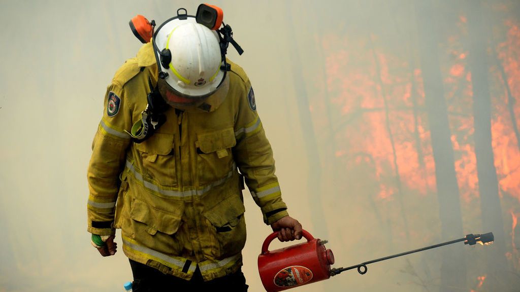 Muere un bombero voluntario tras volcar un camión en el marco de los incendios en Australia - Telecinco