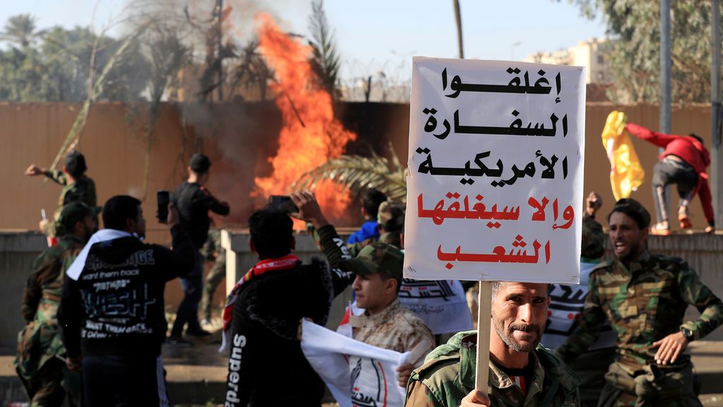 “Muerte a América”: manifestantes asedian la embajada de EEUU en Irak