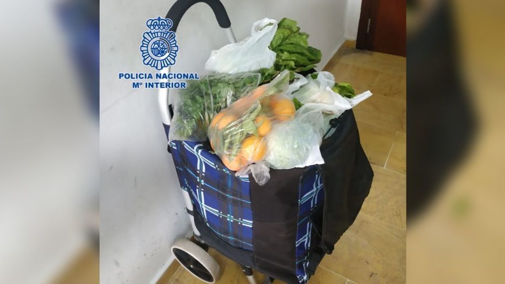 Niño en el carro de la compra en Melilla