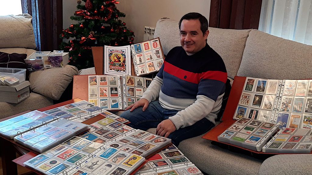Javier Amor, con parte de su colección de calendarios.