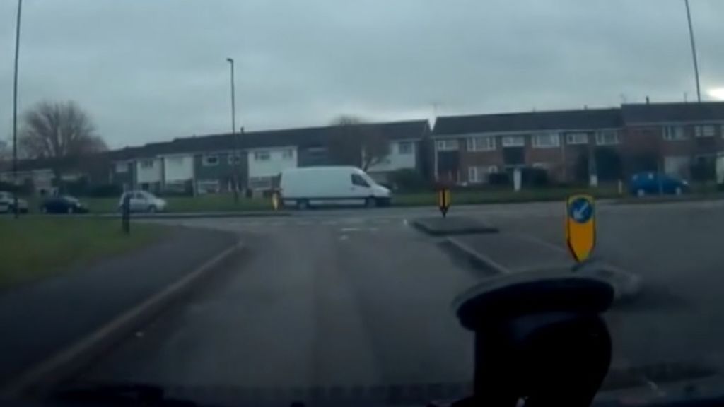 Tremendo susto el que se llevó el conductor de un vehículo en Reino Unido Tremendo susto el que se llevó el conductor de un vehículo en Reino Unido