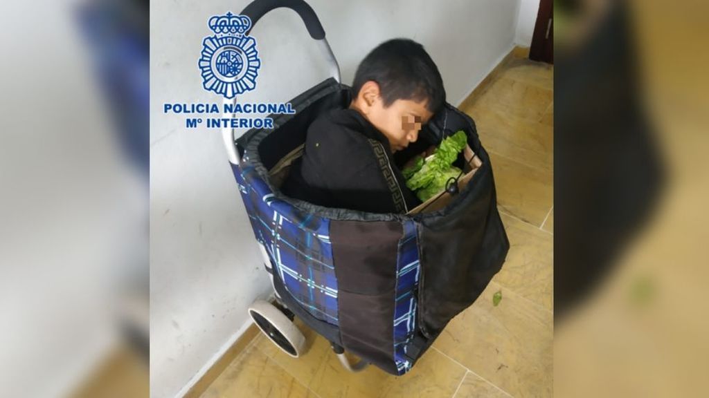 Dos detenidos por intentar pasar a un niño en un carro de la compra por la frontera de Melilla Dos detenidos por intentar pasar a un niño en un carro de la compra por la frontera de Melilla