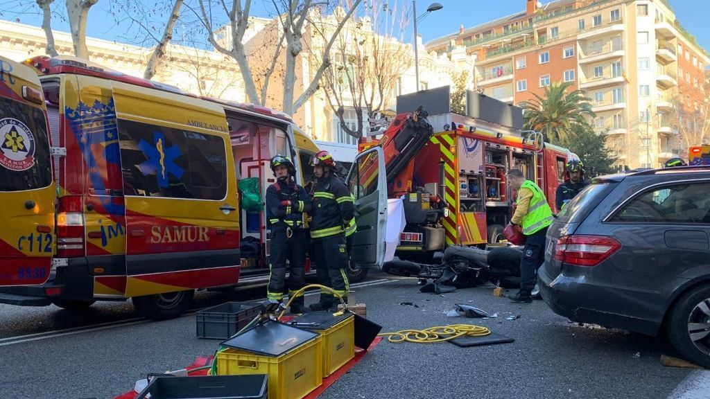 Muere un hombre y resultan heridas dos personas tras colisionar una motocicleta y un coche en Madrid