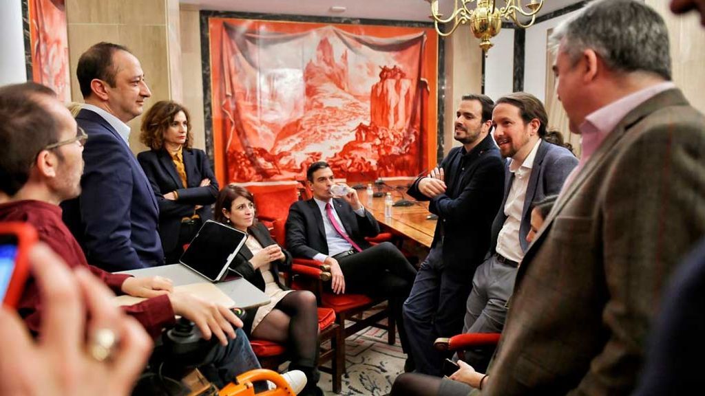Los equipos de PSOE y Podemos tras la firma del acuerdo Los equipos de PSOE y Podemos tras la firma del acuerdo
