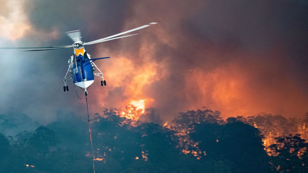 Incendios en Australia:  Aterradoras imágenes grabadas por los bomberos  en su cara a cara con el fuego