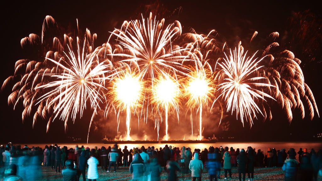Fuegos artificiales para recibir el nuevo año en la playa de Yulpo, Corea del Sur
