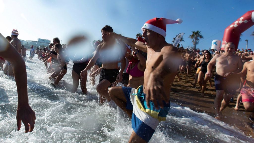 Tradicional primer baño del año en Barcelona