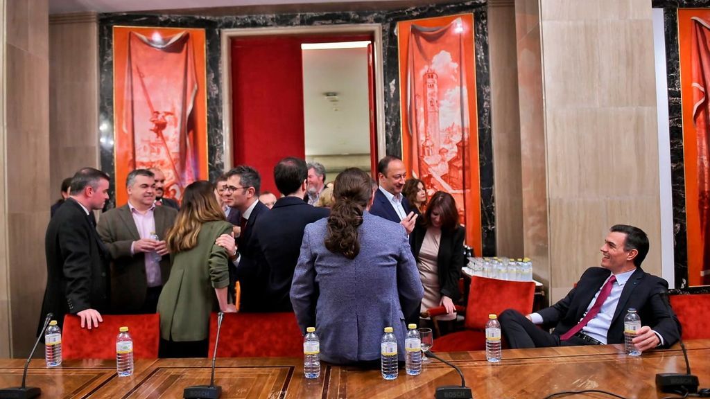 Representantes del PSOE y Podemos tras la presentación de su acuerdo Representantes del PSOE y Podemos tras la presentación de su acuerdo