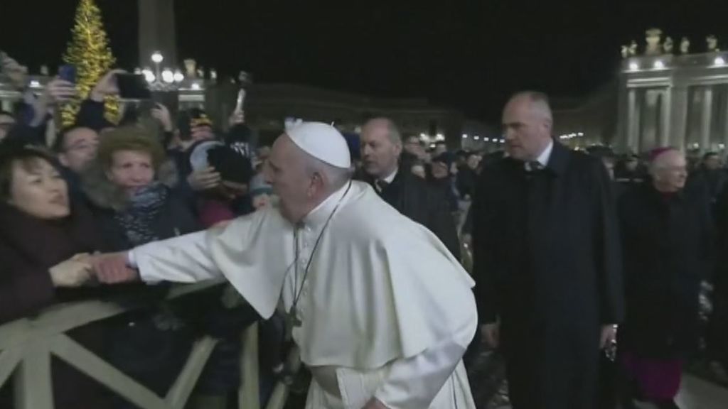 Manotazo del Papa Francisco a una mujer que le agarra del brazo