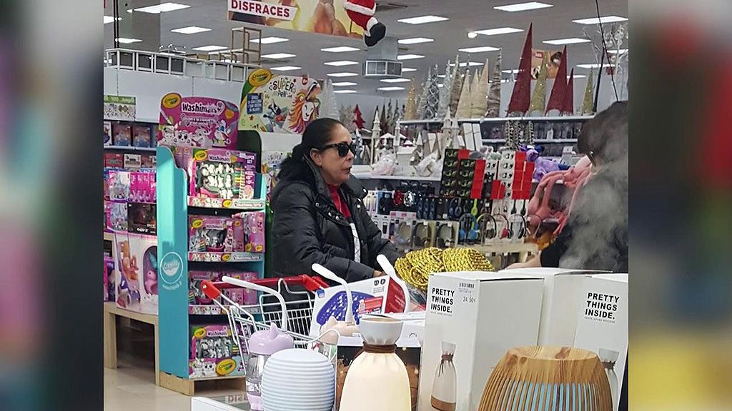 Isabel Pantoja gasta 400€ en un bazar chino: un bingo, juguetes y platos y vasos dorados