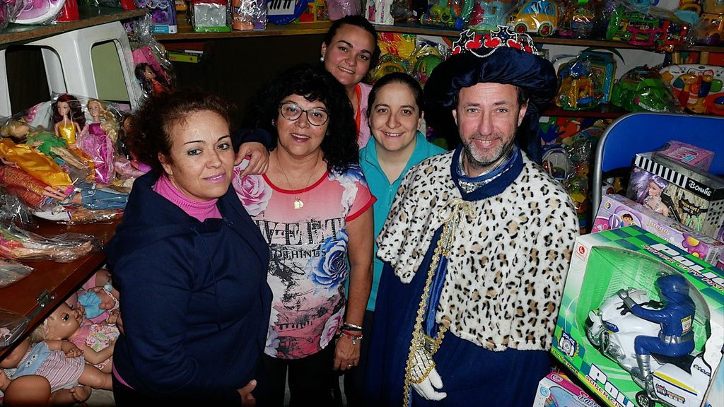 Melchor, y miembros de la asociación, en el almacén de juguetes