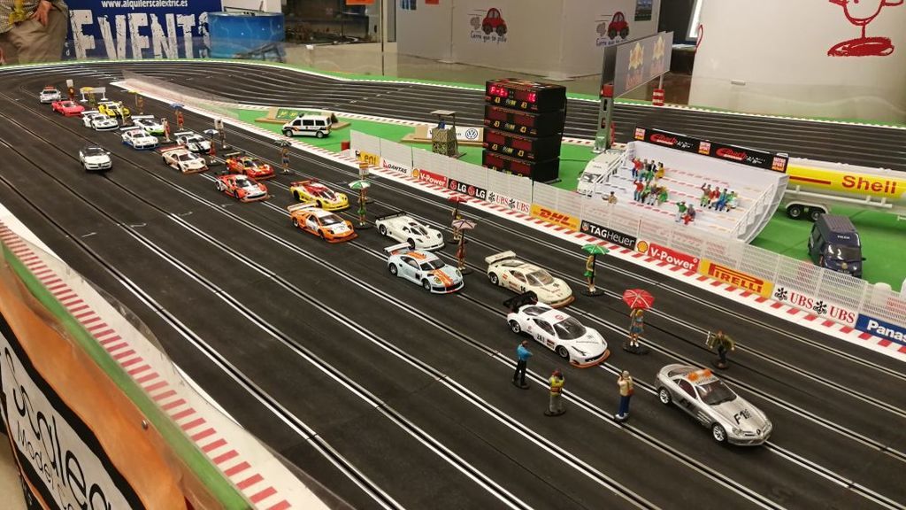 Forofos del 'slot': "Mientras otros van al gimnasio, yo juego al Scalextric"