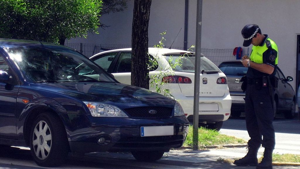 Multas de tráfico tontas: besar al copiloto, la música alta y otros detalles por los que te pueden sancionar con dinero y puntos