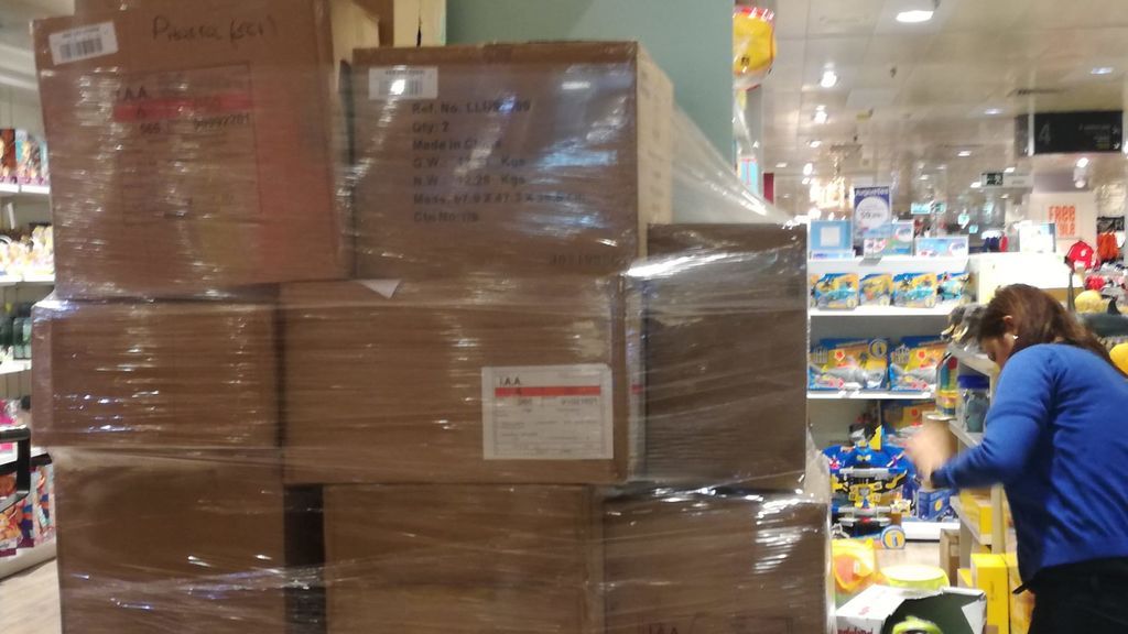 Cajas con más juguetes para reponer estanterias