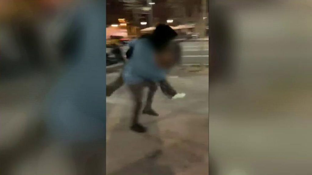 Brutal agresión en Nochevieja: un hombre pega a una mujer en pleno paseo de Gracia en Barcelona