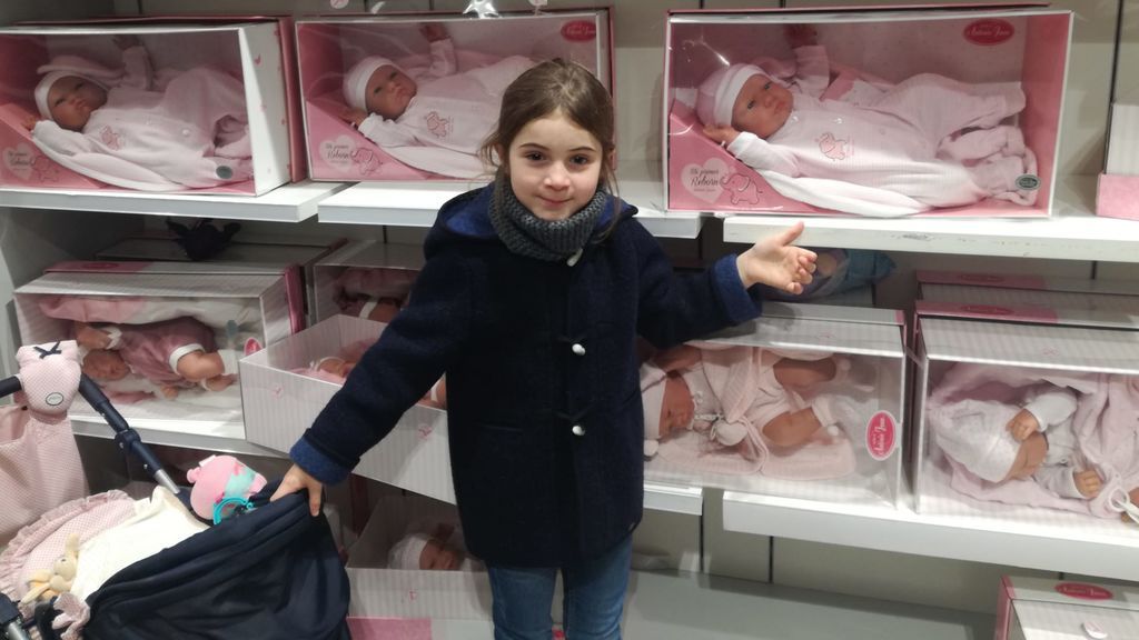 Martina con las muñecas que pediirá estos Reyes