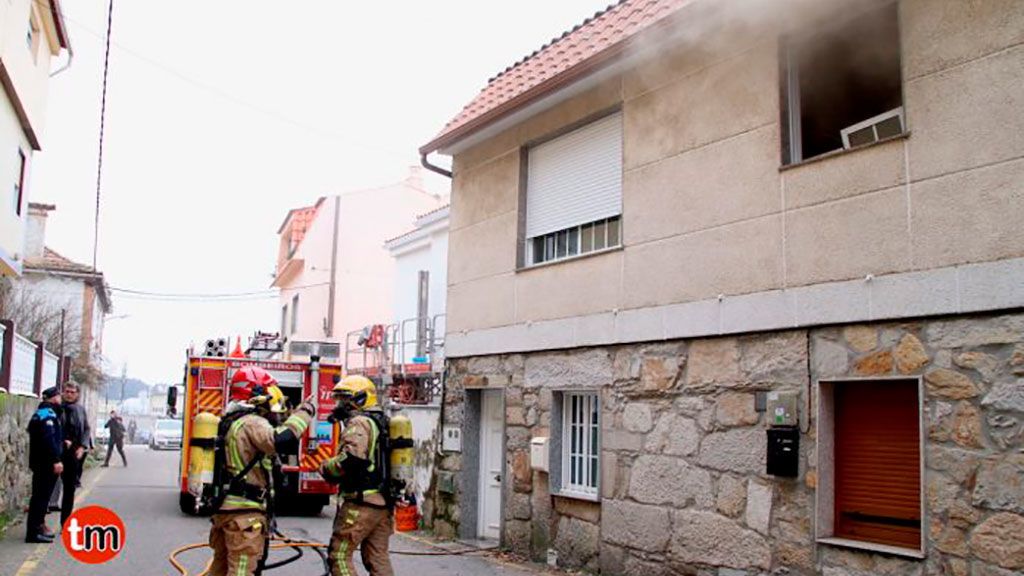 Bomberos frente a la vivienda