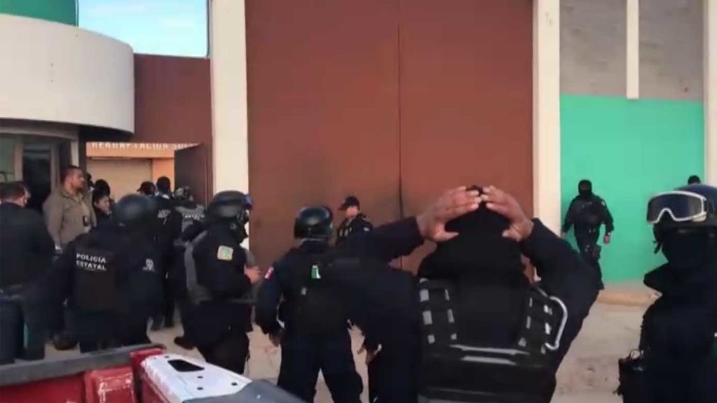 Mueren 16 presos en una disputa por un partido de fútbol en una cárcel de México