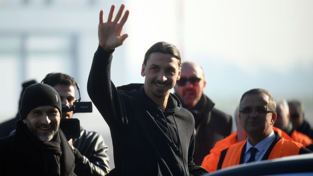 Ibrahimovic llega a Milán: avión privado y expectación máxima en su regreso