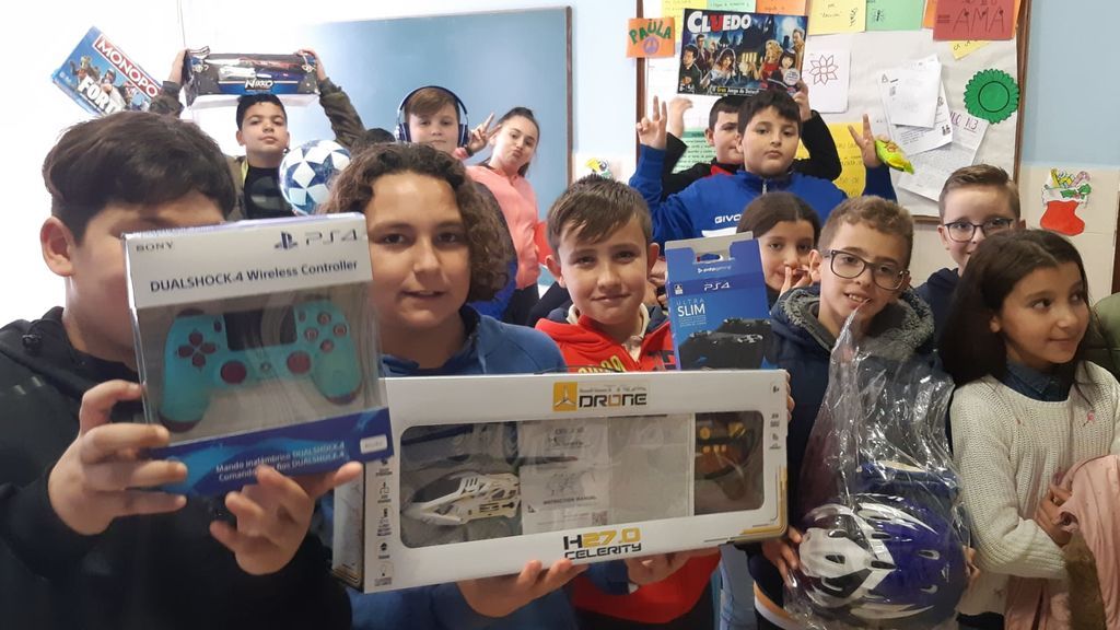 Navidad en el corazón del barrio del Almanjáyar: un párroco lleva regalos a 120 niños sin recursos Navidad en el corazón del barrio del Almanjáyar: un párroco lleva regalos a 120 niños sin recursos
