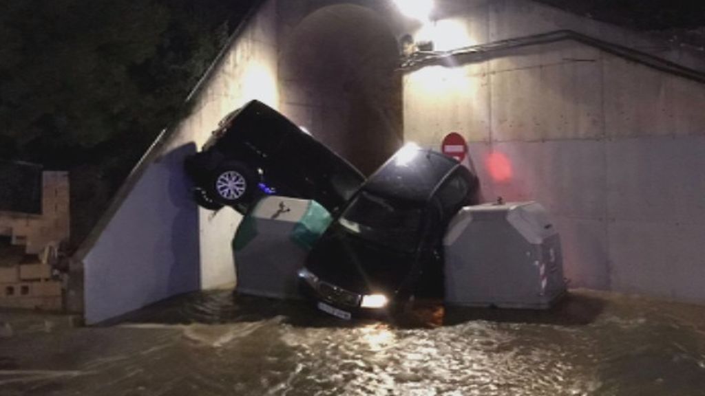 La rotura de una tubería de agua en Tarragona provoca el arrastre de varios vehículos
