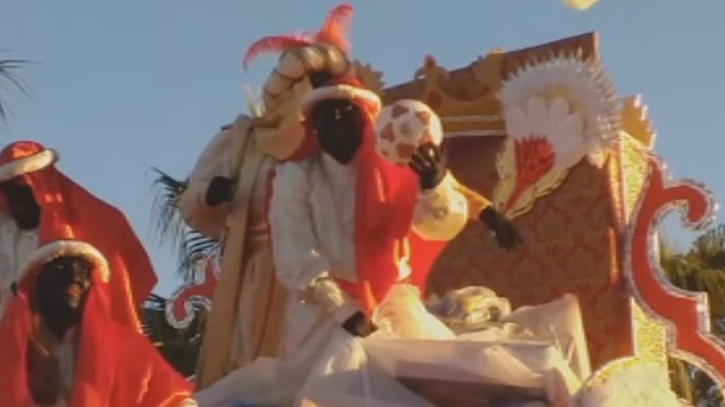 La cabalgata de Reyes Magos de Villanueva del Ariscal reparte caramelos, juguetes y embutido