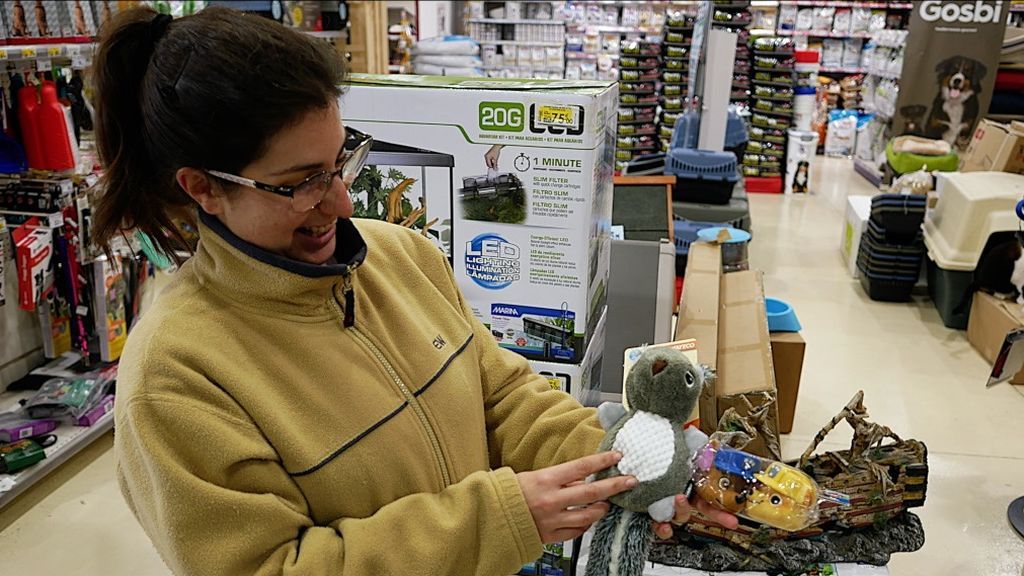 Maricarmen con los juguetes que le ha comprado a su perro