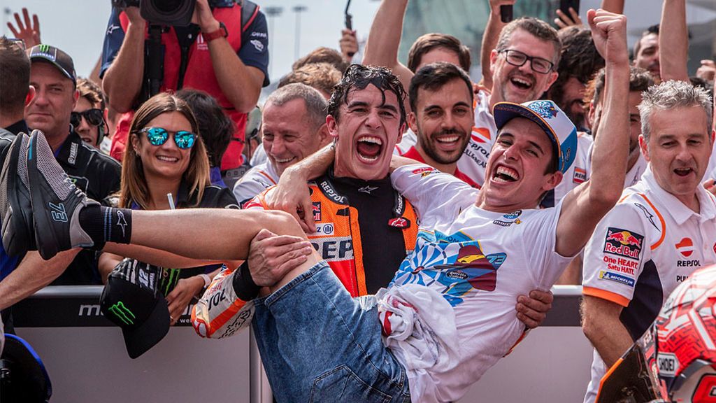 Los hermanos Márquez también se fotografiaron con los Reyes Magos de pequeños y Honda se lo recuerda