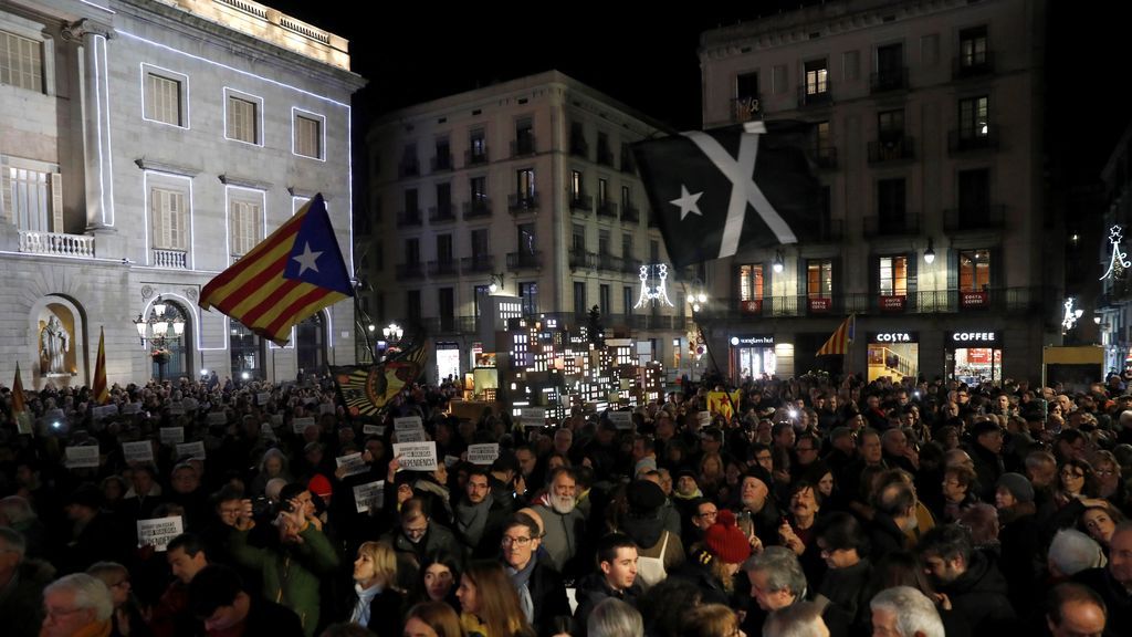 Los independentistas abarrotan la plaza de Sant Jaume