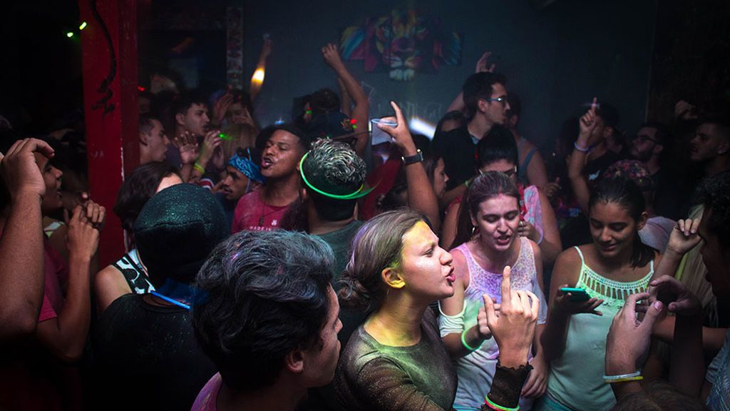 400 jóvenes siguen celebrando una fiesta ilegal desde Nochevieja en Castellón 400 jóvenes siguen celebrando una fiesta ilegal desde Nochevieja en Castellón