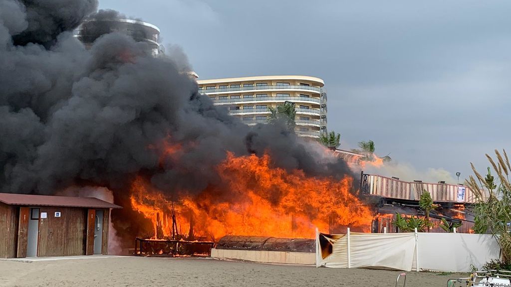 Incendio de un chiringuito de la playa de Torremolinos