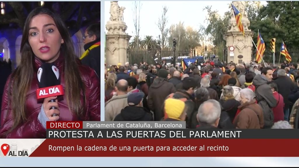 Jornada convulsa en la cámara catalana: Torra sale a saludar a los manifestantes en apoyo por su inhabilitación
