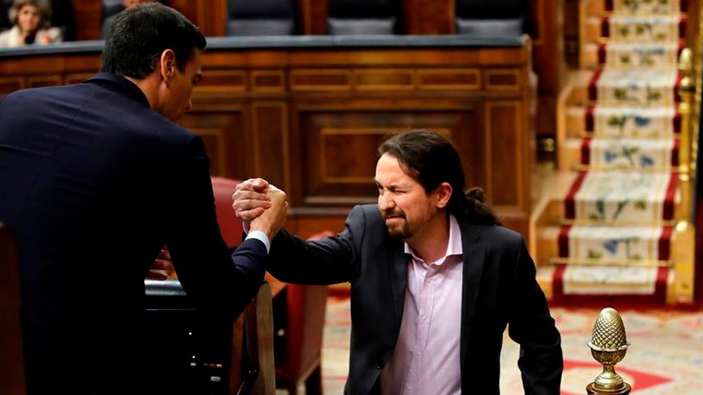 Pablo Iglesias saluda y guiña el ojo a Pedro Sánchez en el hemiciclo Pablo Iglesias saluda y guiña el ojo a Pedro Sánchez en el hemiciclo