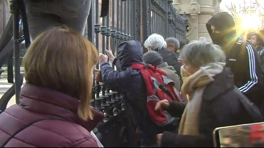 Manifestantes fuerzan un acceso del parque de la Ciutadella para concentrarse ante el Parlament