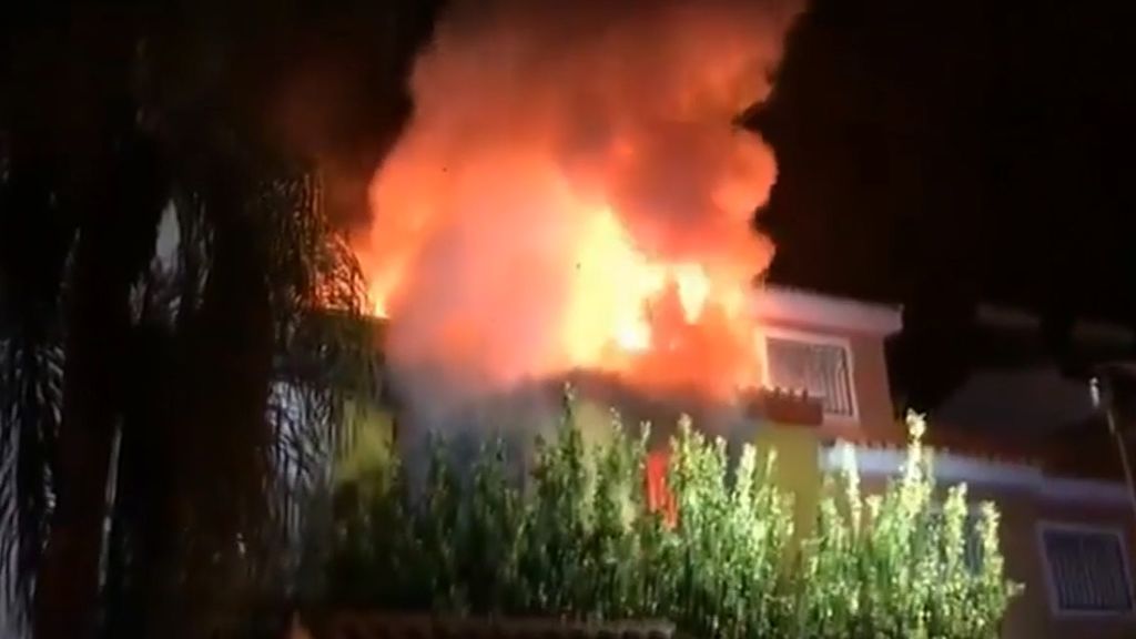 Espectacular incendio en una vivienda en Sevilla: un hombre de 65 años ha muerto