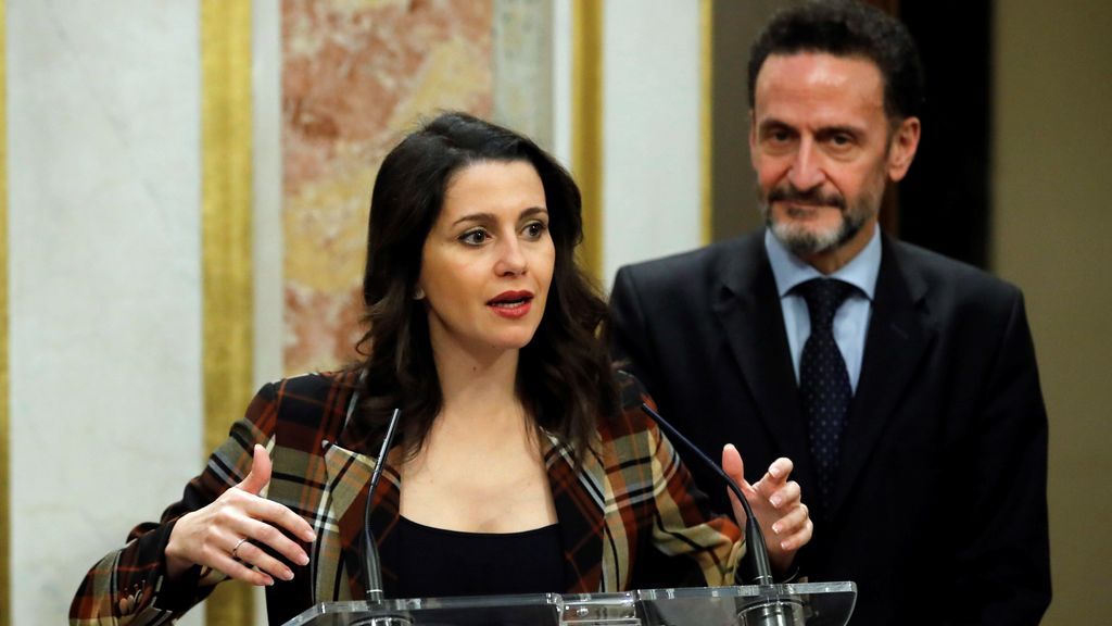 Arrimadas carga contra Sánchez por no defender en su discurso a los jueces de la JEC