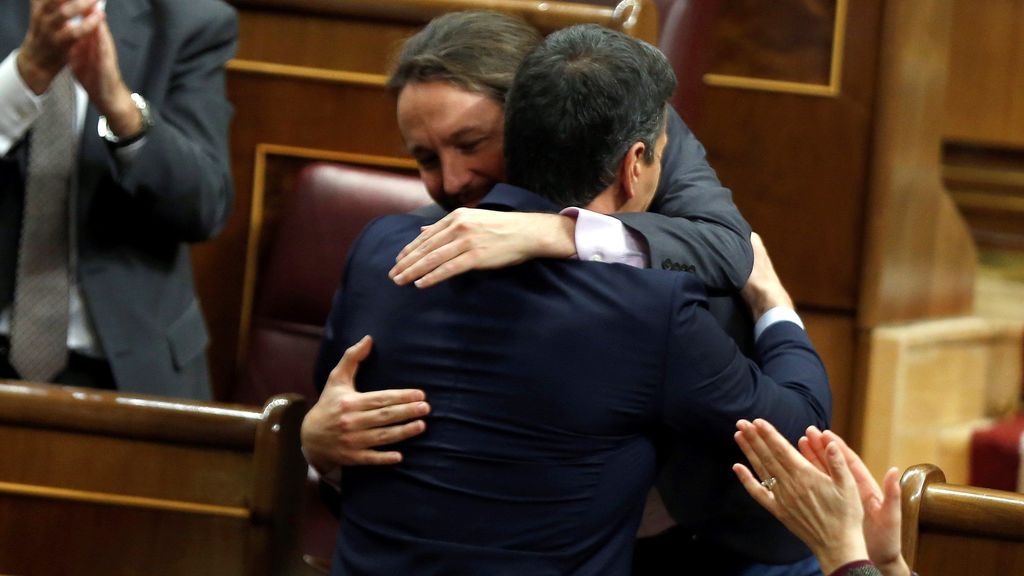 Pedro Sánchez y Pablo Iglesias se funden en un abrazo tras sus discursos en la sesión de investidura