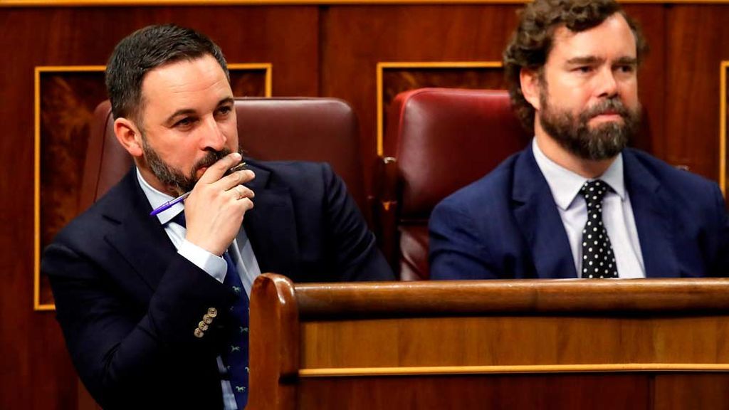 Santiago Abascal e Iván Espinosa de los Monteros escuchan a Pedro Sánchez Santiago Abascal e Iván Espinosa de los Monteros escuchan a Pedro Sánchez