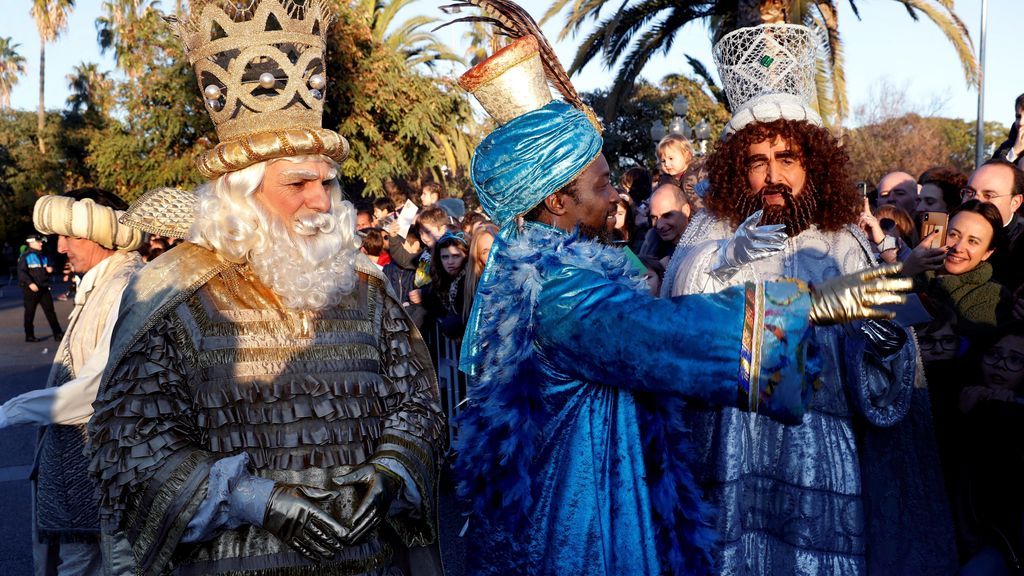Los tres Reyes Magos saludan a los niños que les esperaban esta tarde a su llegada a Barcelona