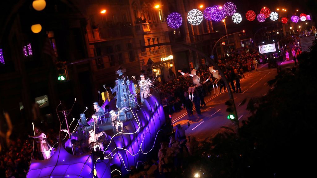 La cabalgata de los Reyes Magos de Orinte recorre las calles del centro de Barcelona