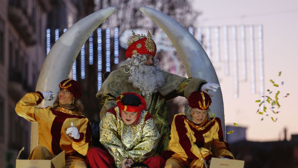 El Rey Melchor durante la cabalgata de los Reyes Magos 2020 en Granada