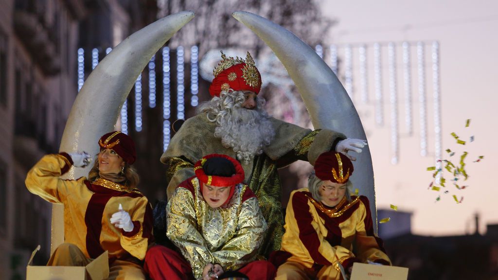 Los Reyes Magos llegan cargados de ilusión a España, en imágenes